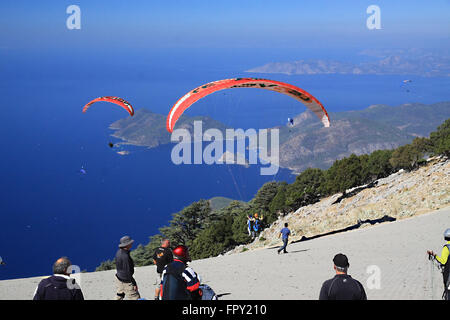 Parapente au large de la montagne de Babadag pour atterrir à Oludeniz près Fethiye Turquie Banque D'Images