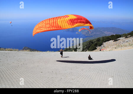 Parapente au large de la montagne de Babadag pour atterrir à Oludeniz près Fethiye Turquie Banque D'Images