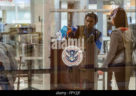 TSA agent vérifie les informations d'identification des passagers à l'aéroport international Hartsfield-Jackson d'Atlanta. Banque D'Images