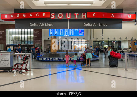 Delta Air Lines la récupération des bagages dans le terminal sud de l'Aéroport International d'Atlanta à Atlanta, Géorgie. Banque D'Images