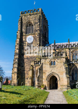 Saint Mary's église gothique médiévale Kirkgate Thirsk North Yorkshire Angleterre UK construit 1450 et l'entrée principale de la tour Banque D'Images