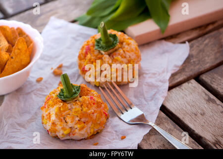 Salade avec du maïs et de bâtonnets de crabe, chips et la mayonnaise. Idée de servir. Banque D'Images