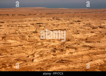 Paysage désertique du haut de Massada, surplombant la Mer Morte, Israël Banque D'Images