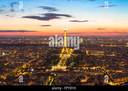 Paris, France - 14 mai 2014 : la lumière jusqu'à la tour Eiffel avec le Paris city skyline at night Banque D'Images