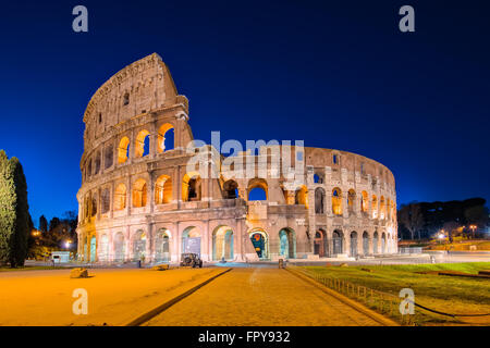 Colisée dans une nuit d'été à Rome, Italie. Banque D'Images