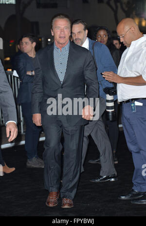 LOS ANGELES, CA - le 19 novembre 2015 : Arnold Schwarzenegger au Los Angeles première mondiale de 'croyance' au Regency Village Theatre, Westwood. Banque D'Images