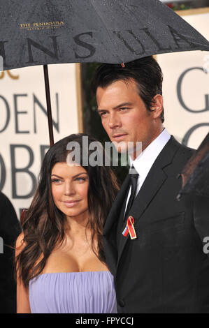 LOS ANGELES, CA - le 17 janvier 2010 : Fergie, des Black Eyed Peas, & Josh Duhamel à la 67e Golden Globe Awards au Beverly Hilton Hotel. Banque D'Images