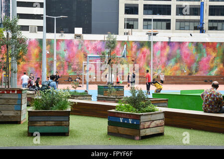 Élève de basket-ball, CBD de Melbourne. Banque D'Images