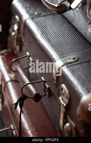 Pile de valises rétro vintage closeup Banque D'Images