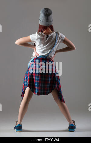 Mettre en place un charmant jeune femme portant chemise à carreaux décontractée debout avec les mains sur les hanches. Style moderne beau danseur workin Banque D'Images