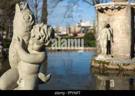 Sur l'eau garçons chérubin statue fontaine dans jardin, Badajoz, Espagne Banque D'Images