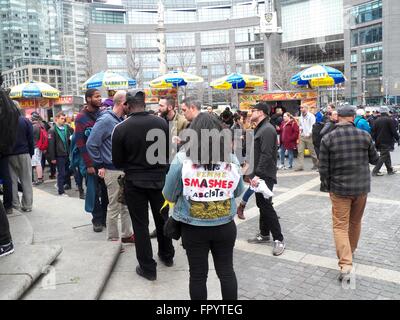 New York, USA. Mar 19, 2016. Rassemblement contre l'atout de Donald s'est tenue à New York, en réponse à Donald J. Trump et tous les titres qu'il a faites au cours des derniers mois avec sa rhétorique de division, les discours de haine, et extrémistes prévoit d'créer à nouveau l'Amérique grande'. Les participants à la manifestation d'aujourd'hui et la plupart des américains en fait, croyons que ce fera l'inverse de cette nation. Credit : Mark Apollo/Alamy Live News Banque D'Images