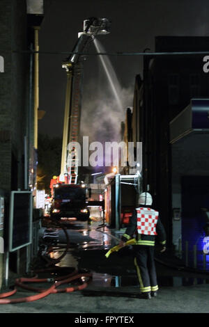 Londres, Royaume-Uni. 20 mars, 2016. Dix camions de pompiers et une plate-forme en hauteur, et autour de 50 pompiers abordé un brasier dans une gamme d'unités industrielles sur la route de Londres à Romford, l'incendie a donné lieu à dix personnes vivant à proximité, d'être évacués par mesure de précaution. Les lieux de la police pour fermer la route de Londres à la circulation. Credit : Hot Shots/Alamy Live News Banque D'Images