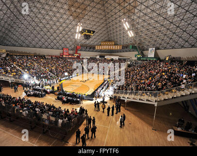 Long Beach, CA. Mar 19, 2016. Ensuite vendus hors foule capacité au début de la division de l'Open régional du Sud CAF Garçons finale match de basket-ball de préparation entre Chino Hills et l'Évêque Montgomery à la pyramide sur le campus de l'Université d'état de Long Beach Long Beach en Californie.Louis Lopez/CSM/Alamy Live News Banque D'Images