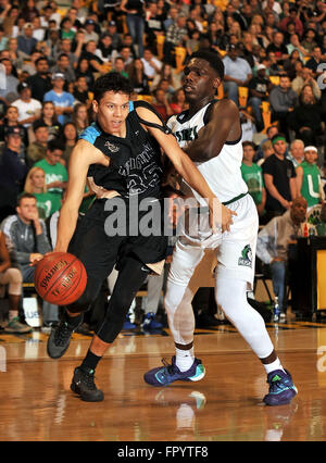 Long Beach, CA. Mar 19, 2016. L'évêque Montgomery Fletcher Tynen # 35 coups la balle comme Elizjah avant Chino Hills Scott # 0 défend au cours de la division de l'Open régional du Sud CAF Garçons finale match de basket-ball de préparation entre Chino Hills et l'Évêque Montgomery à la pyramide sur le campus de l'Université d'état de Long Beach Long Beach en Californie.Louis Lopez/CSM/Alamy Live News Banque D'Images