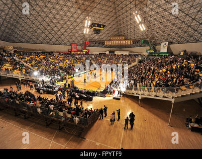 Long Beach, CA. Mar 19, 2016. Ensuite vendus hors foule capacité au début de la division de l'Open régional du Sud CAF Garçons finale match de basket-ball de préparation entre Chino Hills et l'Évêque Montgomery à la pyramide sur le campus de l'Université d'état de Long Beach Long Beach en Californie.Louis Lopez/CSM/Alamy Live News Banque D'Images