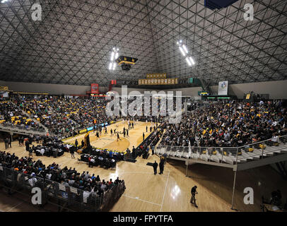 Long Beach, CA. Mar 19, 2016. Ensuite vendus hors foule capacité au début de la division de l'Open régional du Sud CAF Garçons finale match de basket-ball de préparation entre Chino Hills et l'Évêque Montgomery à la pyramide sur le campus de l'Université d'état de Long Beach Long Beach en Californie.Louis Lopez/CSM/Alamy Live News Banque D'Images