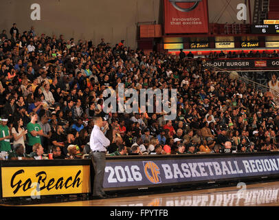 Long Beach, CA. Mar 19, 2016. Le Chino Hills l'entraîneur-chef Steve Baik devant le Chino Hills fans pendant le CIF Southern Regional division Open garçons finale match de basket-ball de préparation entre Chino Hills et l'Évêque Montgomery à la pyramide sur le campus de l'Université d'état de Long Beach Long Beach en Californie.Louis Lopez/CSM/Alamy Live News Banque D'Images