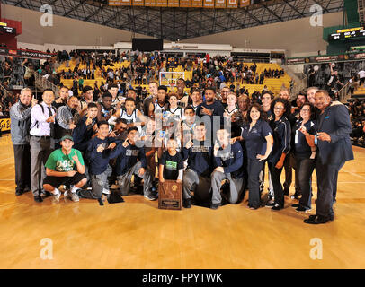 Long Beach, CA. Mar 19, 2016. Le Chino Hills chiens posent pour une photo après avoir remporté le prix CAF Southern Regional division Open garçons finale match de basket-ball de préparation entre Chino Hills et l'Évêque Montgomery à la pyramide sur le campus de l'Université d'état de Long Beach Long Beach en Californie.Louis Lopez/CSM/Alamy Live News Banque D'Images