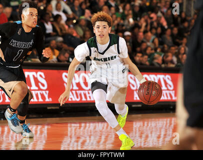 Long Beach, CA. Mar 19, 2016. Chino Hills guard LaMelo Ball # 1 se déplace la balle pendant le CIF Southern Regional division Open garçons finale match de basket-ball de préparation entre Chino Hills et l'Évêque Montgomery à la pyramide sur le campus de l'Université d'état de Long Beach Long Beach en Californie.Louis Lopez/CSM/Alamy Live News Banque D'Images