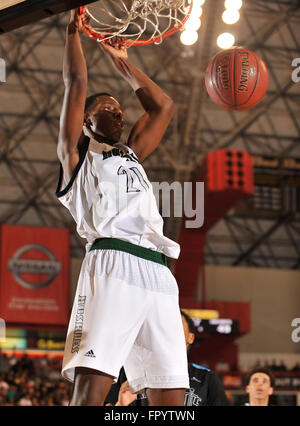 Long Beach, CA. Mar 19, 2016. Chino Hills avant Onyeka Okongwu # 21 dunks la balle pendant le CIF régionale Sud division Open garçons finale match de basket-ball de préparation entre Chino Hills et l'Évêque Montgomery à la pyramide sur le campus de l'Université d'état de Long Beach Long Beach en Californie.Louis Lopez/CSM/Alamy Live News Banque D'Images