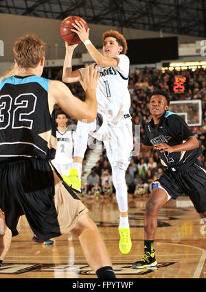 Long Beach, CA. Mar 19, 2016. Chino Hills guard LaMelo Ball # 1 tire la balle pendant le CIF Southern Regional division Open garçons finale match de basket-ball de préparation entre Chino Hills et l'Évêque Montgomery à la pyramide sur le campus de l'Université d'état de Long Beach Long Beach en Californie.Louis Lopez/CSM/Alamy Live News Banque D'Images