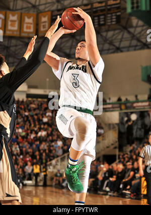 Long Beach, CA. Mar 19, 2016. Chino Hills guard LiAngelo Ball # 3 tire la balle pendant le CIF Southern Regional division Open garçons finale match de basket-ball de préparation entre Chino Hills et l'Évêque Montgomery à la pyramide sur le campus de l'Université d'état de Long Beach Long Beach en Californie.Louis Lopez/CSM/Alamy Live News Banque D'Images