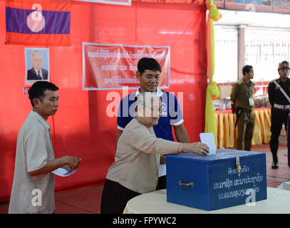 Vientiane, Laos. Mar 20, 2016. Un électeur dépose son bulletin de vote dans la région de Vientiane, capitale du Laos, le 20 mars 2016. Bureaux de vote à travers le pays de l'Asie du Sud-Est du Laos a ouvert dimanche avec près de 4 millions de citoyens âgés de 18 ans et plus le droit de voter pour les parlements national et provinciaux. © Liu Ailun/Xinhua/Alamy Live News Banque D'Images