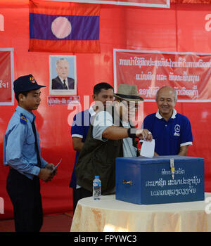 Vientiane, Laos. Mar 20, 2016. Un électeur dépose son bulletin de vote dans la région de Vientiane, capitale du Laos, le 20 mars 2016. Bureaux de vote à travers le pays de l'Asie du Sud-Est du Laos a ouvert dimanche avec près de 4 millions de citoyens âgés de 18 ans et plus le droit de voter pour les parlements national et provinciaux. © Liu Ailun/Xinhua/Alamy Live News Banque D'Images