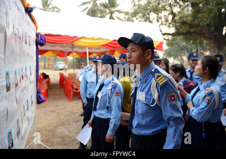 Vientiane, Laos. Mar 20, 2016. Le personnel de sécurité examiner Profils des candidats à un bureau de scrutin à Vientiane, capitale du Laos, le 20 mars 2016. Bureaux de vote à travers le pays de l'Asie du Sud-Est du Laos a ouvert dimanche avec près de 4 millions de citoyens âgés de 18 ans et plus le droit de voter pour les parlements national et provinciaux. © Liu Ailun/Xinhua/Alamy Live News Banque D'Images