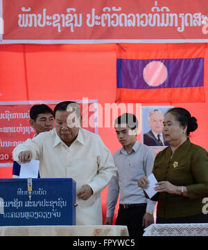 Vientiane, Laos. Mar 20, 2016. Secrétaire général de la décision de la nation Parti Populaire Révolutionnaire Lao (PPRL), vice-président Bounnhang Vorachith (avant l) jette son bulletin de vote à l'Nongbone Temple bouddhiste à Vientiane, capitale du Laos, le 20 mars 2016. Bureaux de vote à travers le pays de l'Asie du Sud-Est du Laos a ouvert dimanche avec près de 4 millions de citoyens âgés de 18 ans et plus le droit de voter pour les parlements national et provinciaux. © Liu Ailun/Xinhua/Alamy Live News Banque D'Images