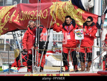 Qingdao, Chine, la province de Shandong. Mar 20, 2016. Les membres de l'équipage de Qingdao partez à la race 9 du Clipper 2015-2016 Course autour du monde à la voile à Qingdao, province de Shandong en Chine orientale, le 20 mars 2016. © Zhu Zheng/Xinhua/Alamy Live News Banque D'Images