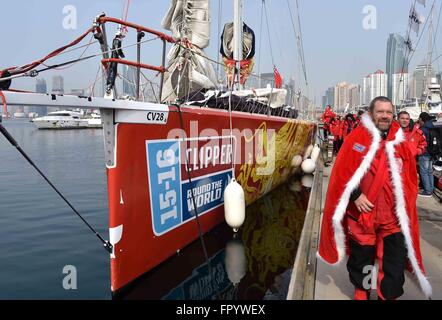 Qingdao, Chine, la province de Shandong. Mar 20, 2016. Le Capitaine Bob Beggs de Shanghai se prépare à partir pour la race 9 du Clipper 2015-2016 Course autour du monde à la voile à Qingdao, province de Shandong en Chine orientale, le 20 mars 2016. © Zhu Zheng/Xinhua/Alamy Live News Banque D'Images