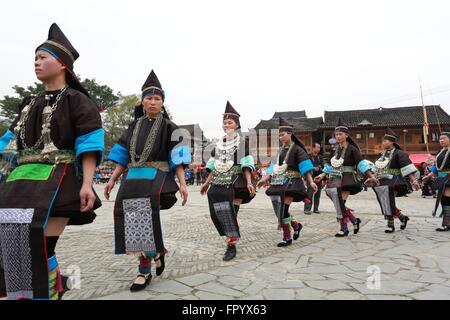 Qiandongnan, province du Guizhou en Chine. Mar 19, 2016. Les femmes portant des costumes traditionnels de l'ethnie Miao Comté Rongjiang en danse, au sud-ouest de la province du Guizhou, en Chine, le 19 mars 2016. Comté Rongjiang dans Guizhou a longtemps été l'habitat pour les minorités ethniques de Dong, Miao, Yao et Shui personnes, chacune dispose de leur propre costume. © Yang Chengli/Xinhua/Alamy Live News Banque D'Images