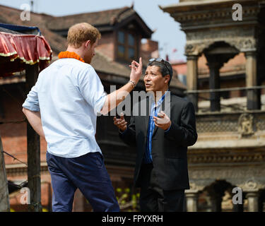 Patan, Népal. 20 mars, 2016. Le prince Harry visites Patan Dubar Square au cours de sa visite officielle de cinq jours au Népal. Credit : Dutourdumonde/Alamy Live News Banque D'Images