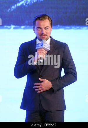 (160320) -- BEIJING, 20 mars 2016 (Xinhua) -- l'acteur américain Leonardo DiCaprio participe à une activité de promotion pour son film "Le Revenant" à Beijing, capitale de Chine, le 20 mars 2016. Oscar-winning épique 'Le Revenant' a été mis sur l'écran en Chine depuis le 18 mars. (Xinhua/Liangkuai Jin) (mp) Banque D'Images