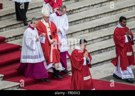 Cité du Vatican, Vatican. Mar 20, 2016. Le pape François célèbre la messe le dimanche sur la Place Saint Pierre dans la Cité du Vatican, Cité du Vatican, le 20 mars 2016. La célébration commence par une procession suivie de la bénédiction des rameaux, ou des branches d'olivier, qui sont utilisées en Italie, symbolisant l'entrée triomphale de Jésus à Jérusalem au cours de laquelle des branches de palmier ont été portées à ses pieds. Credit : Giuseppe Ciccia/Pacific Press/Alamy Live News Banque D'Images