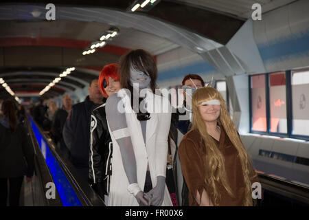 Des gens habillés comme des super-héros et personnages divers à Comic Con Crédit : Steven re/Alamy Live News Banque D'Images