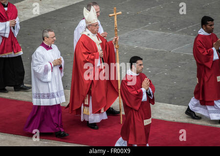 Cité du Vatican, Vatican. Mar 20, 2016. Le pape François célèbre la messe le dimanche sur la Place Saint Pierre dans la Cité du Vatican, Cité du Vatican, le 20 mars 2016. La célébration commence par une procession suivie de la bénédiction des rameaux, ou des branches d'olivier, qui sont utilisées en Italie, symbolisant l'entrée triomphale de Jésus à Jérusalem au cours de laquelle des branches de palmier ont été portées à ses pieds. Credit : Giuseppe Ciccia/Pacific Press/Alamy Live News Banque D'Images