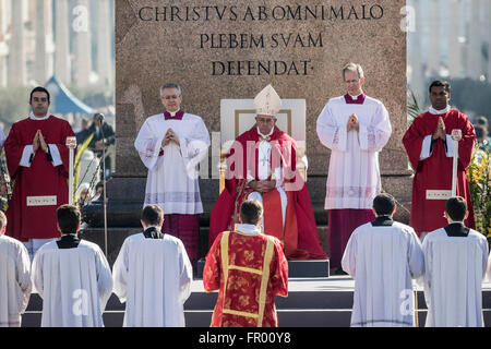 Cité du Vatican, Vatican. Mar 20, 2016. Le pape François célèbre la messe le dimanche sur la Place Saint Pierre dans la Cité du Vatican, Cité du Vatican, le 20 mars 2016. La célébration commence par une procession suivie de la bénédiction des rameaux, ou des branches d'olivier, qui sont utilisées en Italie, symbolisant l'entrée triomphale de Jésus à Jérusalem au cours de laquelle des branches de palmier ont été portées à ses pieds. Credit : Giuseppe Ciccia/Pacific Press/Alamy Live News Banque D'Images