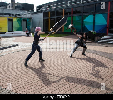 Des gens habillés comme des super-héros et personnages divers à Comic Con Crédit : Steven re/Alamy Live News Banque D'Images