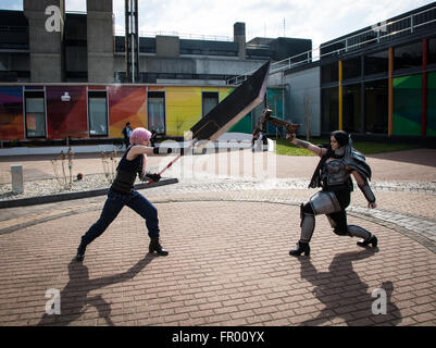 Des gens habillés comme des super-héros et personnages divers à Comic Con Crédit : Steven re/Alamy Live News Banque D'Images