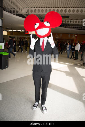 Des gens habillés comme des super-héros et personnages divers à Comic Con Crédit : Steven re/Alamy Live News Banque D'Images