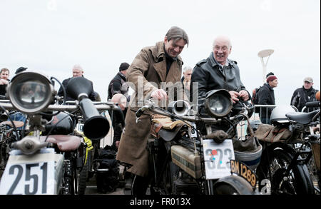 Brighton, UK. 20 mars, 2016. Des centaines de passionnés de profiter de la 77e course de motos pionnier vétéran qui commence à Surrey Epsom et termine sur le front de mer de Brighton Crédit : Simon Dack/Alamy Live News Banque D'Images