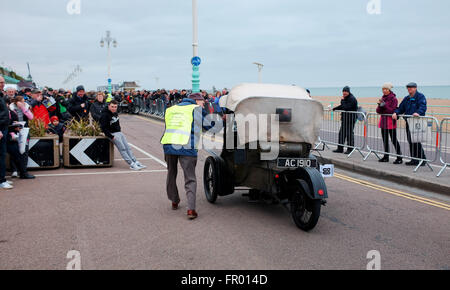 Brighton, UK. 20 mars, 2016. Un A-C 1910 tricycle Sociable complète la 77e course de motos pionnier vétéran qui commence à Surrey Epsom et termine sur le front de mer de Brighton Crédit : Simon Dack/Alamy Live News Banque D'Images