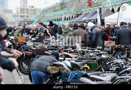 Brighton, UK. 20 mars, 2016. Des centaines de passionnés de profiter de la 77e course de motos pionnier vétéran qui commence à Surrey Epsom et termine sur le front de mer de Brighton Crédit : Simon Dack/Alamy Live News Banque D'Images