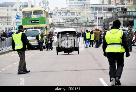 Brighton, UK. 20 mars, 2016. La tête en bas, les cavaliers d'entraînement de Madère comme ils prennent part à la 77e course de motos pionnier vétéran qui commence à Surrey Epsom et termine sur le front de mer de Brighton Crédit : Simon Dack/Alamy Live News Banque D'Images