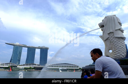 Singapour - Le 18 janvier 2016 : les touristes au Merlion, fontaine en face de l'hôtel Marina Bay Sands à Singapour. Merlion est une créature imaginaire avec la tête d'un lion, considéré comme un symbole de Singapour Banque D'Images