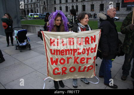 Londres, Royaume-Uni. Mar 19, 2016. Deux femmes protestataires de la 'Kilburn Chômeurs Groupe' derrière leur bannière à la place du Parlement, Londres. Crédit : Christopher Palmer/Alamy Live News Banque D'Images