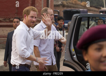 Bhaktapur, Népal. Mar 20, 2016. British Prince Harry (L'avant), des courbes pour les populations locales à Bhaktapur, Népal, 20 mars 2016. Royal britannique, le prince Harry est arrivé au Népal le samedi midi pour une visite officielle de cinq jours. Credit : Pratap Thapa/Xinhua/Alamy Live News Banque D'Images